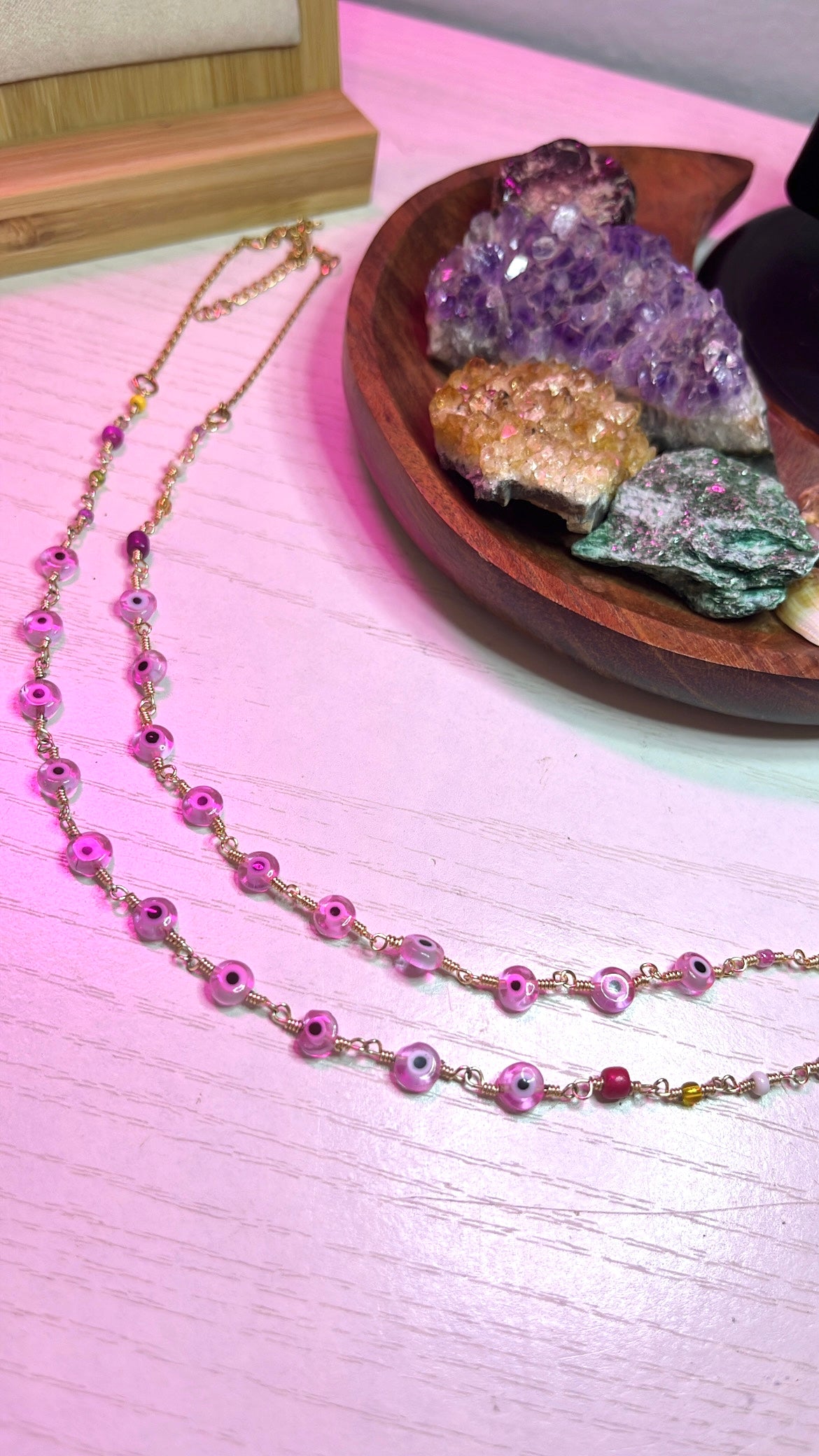 Ojitos rosas choker