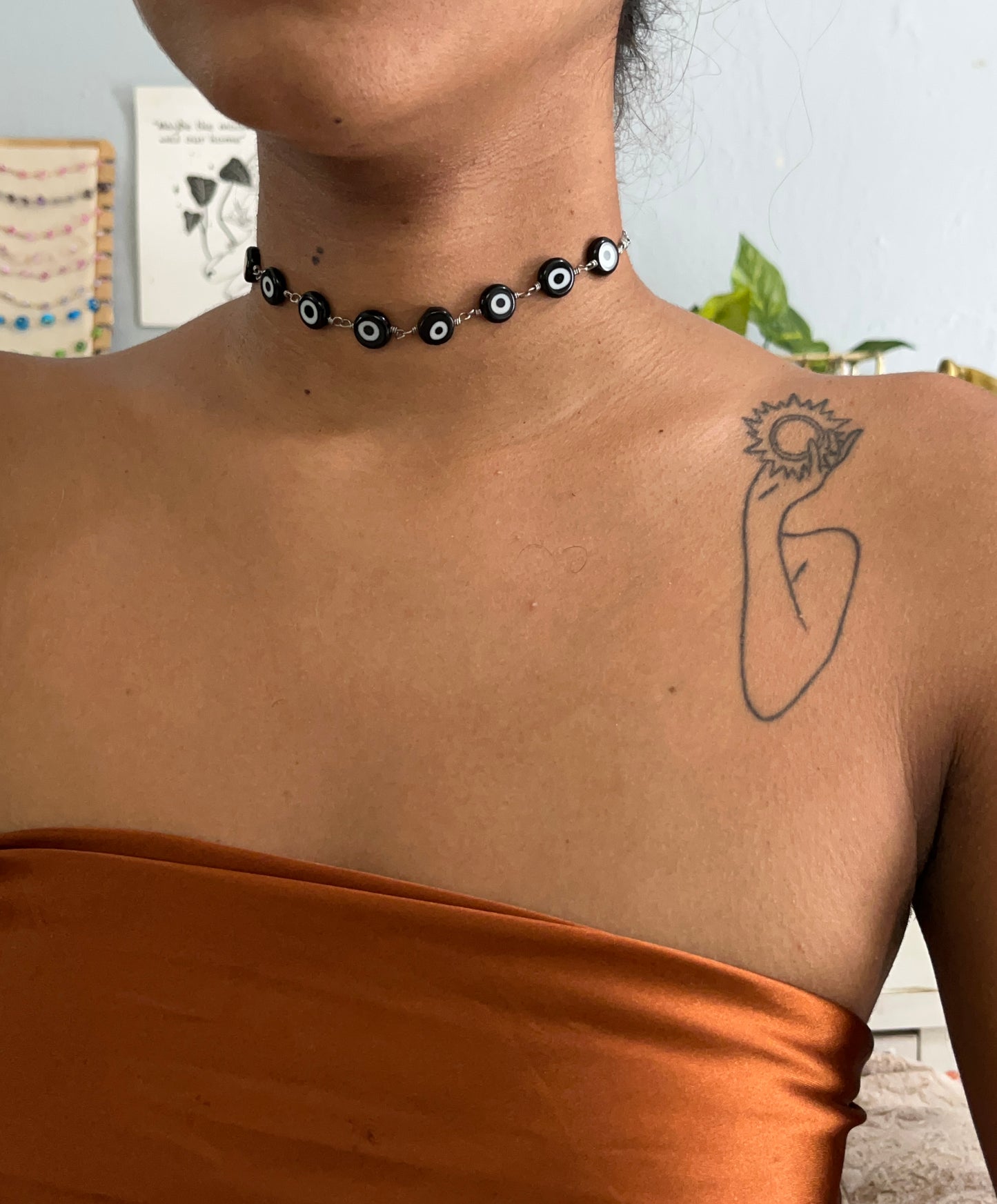 Ojitos negros choker