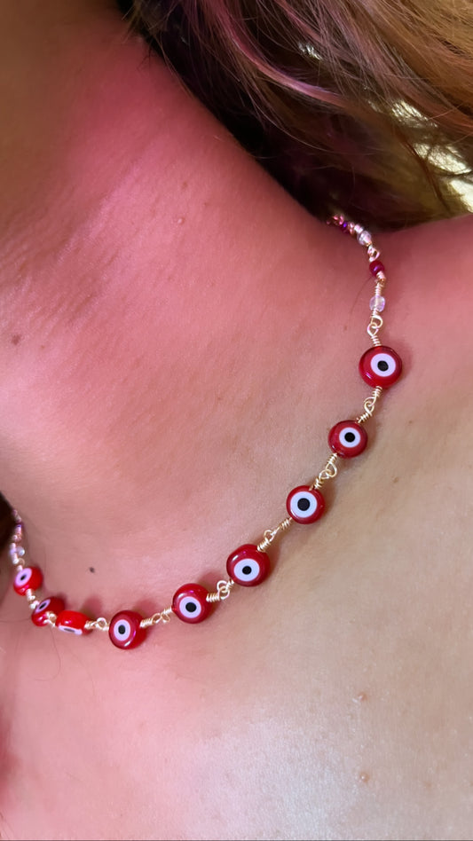 Ojitos rojos choker