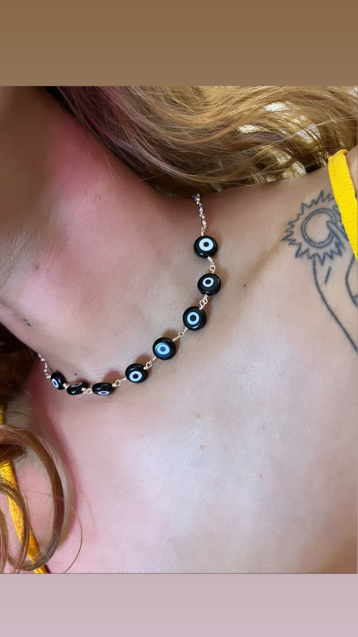 Ojitos negros choker