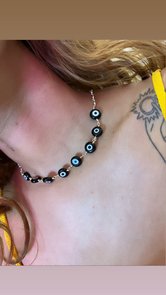 Ojitos negros choker